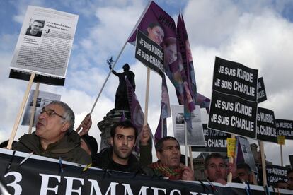 Assistents kurds a la manifestació que porten cartells amb el lema 'Jo sóc kurd i sóc Charlie'.