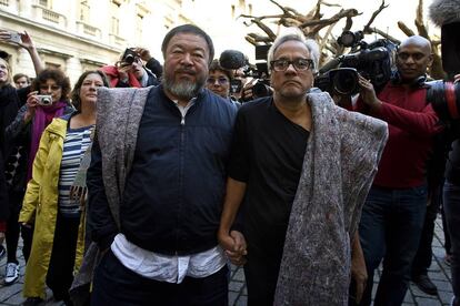 Ai Weiwei y Anish Kapoor, durante su marcha de protesta en solidaridad con los refugiados en Londres en 2015.