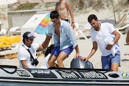 Ibiza atrae a top models, diseñadores y actores. Pero también a muchos deportistas. El tenista serbio Novak Djokovic es uno de ellos. Este verano, ha celebrado su despedida de soltero en la isla.