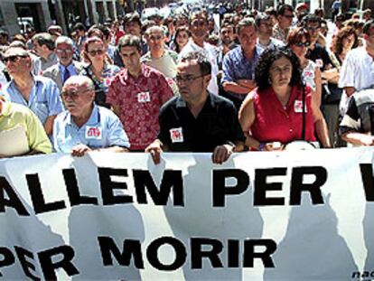Un grupo de sindicalistas, con Joan Coscubiela al frente, protestaron ayer contra los accidentes laborales.