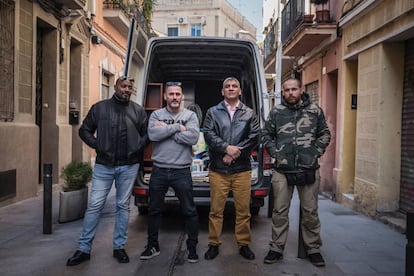 Miembros del equipo de Desokkupa tras un desalojo en Barcelona.