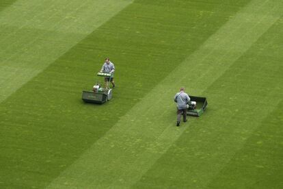 Retoques en el césped del estadio del Lens, una de las sedes de la Eurocopa. 