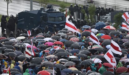 Antidisturbios impiden el paso de la ciudanía a las inmediaciones del palacio de la Independencia, en Minsk, este domingo.