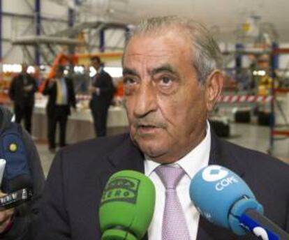 El presidente ejecutivo de Air Europa, Juan José Hidalgo, atiende a los medios esta mañana en el aeropuerto de Palma, donde ha presentado el nuevo avión Boing 737-800, el número veinticinco que recibe la compañía española del fabricante de estos aparatos en Seattle (EEUU).