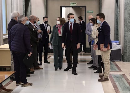 El líder del PP, Pablo Casado, y la portavoz del Grupo Popular, Cuca Gamarra, en una reunión este martes con los representantes de sindicatos policiales y asociaciones de la Guardia Civil en el Congreso.