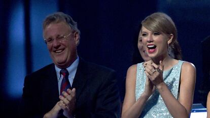 Taylor Swift junto a su padre Scott Swift en la 50ª edición de la gala de Academia de Música Country, en Arlington (Texas), en 2019.