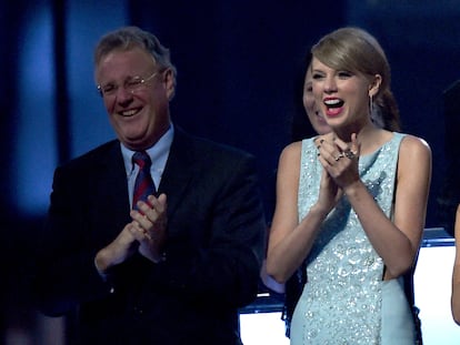 Taylor Swift junto a su padre Scott Swift en la 50ª edición de la gala de Academia de Música Country, en Arlington (Texas), en 2019.