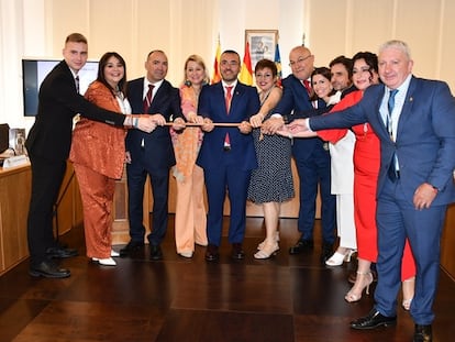 Javier Serralvo, el primero por la derecha, junto al equipo de gobierno de Vila-real.