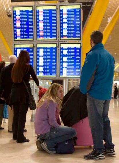 Pasajeros de la compañía Iberia esperan para tomar sus vuelos ayer en la T4 de Barajas.