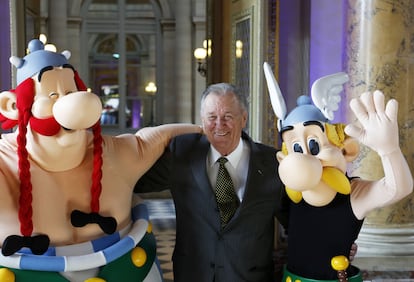 Albert Uderzo, con sus personajes Astérix y Obélix en París, en marzo de 2015.