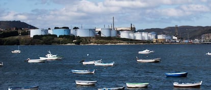 Vista de los depósitos de gas de la gasificadora de Ferrol.