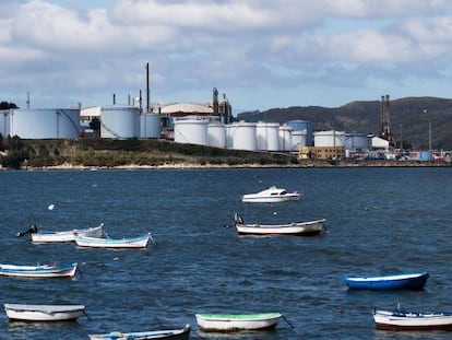Vista de los depósitos de gas de la gasificadora de Ferrol.