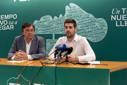 El diputado de Teruel Existe, Tomás Guitarte, y el candidato de la coalición Aragón-Teruel Existe, Diego Loras, en la presentación de la candidatura el 15 de junio, en Teruel.