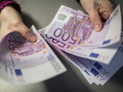 Es el tercer billete de mayor valor del mundo, y uno de los más grandes. España llegó a acumular el 26% de los que había en circulación