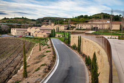 La finca Ygay está situada en el corazón de La Rioja, cuenta con 300 hectáreas de viñedos y todo el vino de Marqués de Murrieta procede de ella. 