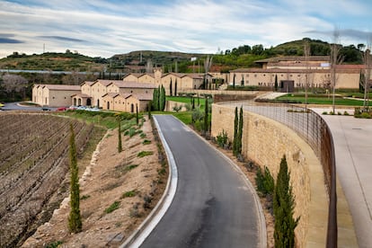 La finca Ygay está situada en el corazón de La Rioja, cuenta con 300 hectáreas de viñedos y todo el vino de Marqués de Murrieta procede de ella.