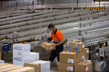 Un trabajador traslada cajas con vacunas en las instalaciones del Centro Logista Pharma, en 2021 en la Comunidad de Madrid.