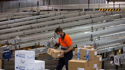 Un trabajador traslada cajas con vacunas en las instalaciones del Centro Logista Pharma, en 2021 en la Comunidad de Madrid.
