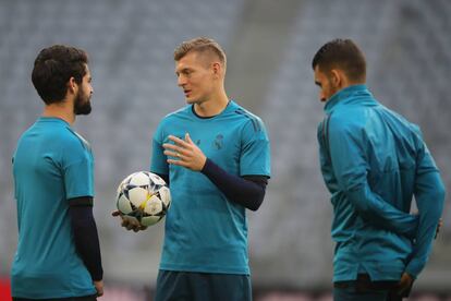 Toni Kroos (ao centro) com os colegas do Real Madrid na véspera do jogo contra o Bayern de Munique. 