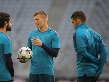 Toni Kroos (ao centro) com os colegas do Real Madrid na véspera do jogo contra o Bayern de Munique. 