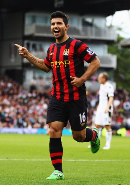 Agüero celebra uno de sus dos goles frente al Fulham.