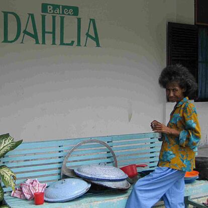 Una enferma mental, víctima del <i>tsunami,</i> en un centro psiquiátrico de Banda Aceh.