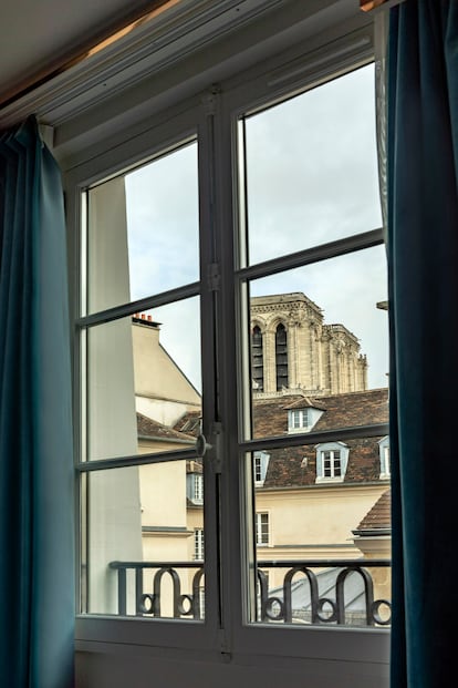 Habitación del Hotel Maison Colbert de París con vistas parciales a Notre Dame. 