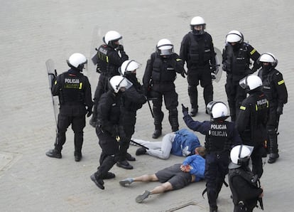 Policías polacos detiene a aficionados tras los choques entre polacos y rusos en las calles de Varsovia.