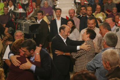 Alfredo Pérez Rubalcaba, en el centro, y Patxi López, saludan a afiliados del PSE-EE durante el acto de ayer, en San Sebastián.