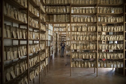 La digitalización, un objetivo perseguido durante dos décadas por la Duquesa Roja, tiene un doble objetivo de conservación y difusión. En la imgaen, legajos y manuscritos clasificados en el archivo del palacio de la Casa Medina Sidonia.