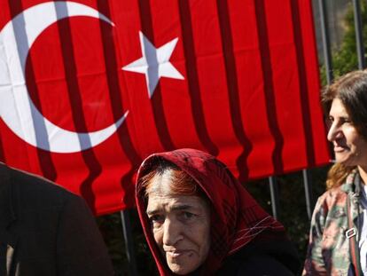 Ciudadanos turcos hacen cola en el consulado de su pa&iacute;s en Berl&iacute;n para votar en el refer&eacute;ndum