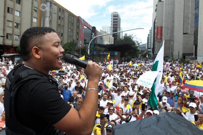 Las marchas en la capital de Antioquia, además, están marcadas por la oposición al alcalde de la ciudad, Daniel Quintero, quien asistió a la manifestación de este martes a favor de las reformas del Gobierno nacional y respaldó a Gustavo Petro durante su campaña presidencial. En la imagen, el opositor y miembro de la Cámara de Representantes Miguel Polo Polo participa en la manifestación de este miércoles en Medellín. 