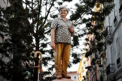 Concha García Zaera, la abuela nonagenaria que lleva años arrasando en Instagram con sus dibujos hechos con Paint —tiene ya 313.000 seguidores— y que enamoró a Disney, que la fichó para difundir su visión del cartel de su nueva Mary Poppins, tiene su propio ninot en la falla de la comisión fallera Sevilla-Denia que ha titulado este año su monumento 'Tercera', dedicado a las personas mayores, y su remate central es Concha, un ninot de 4 metros de altura con un ratón de ordenador en la mano y unos pinceles, que reflejan la actividad que mantiene a sus 91 años.