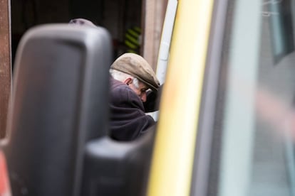 J.A.V.V., este viernes en el interior de una ambulancia, en Vigo.