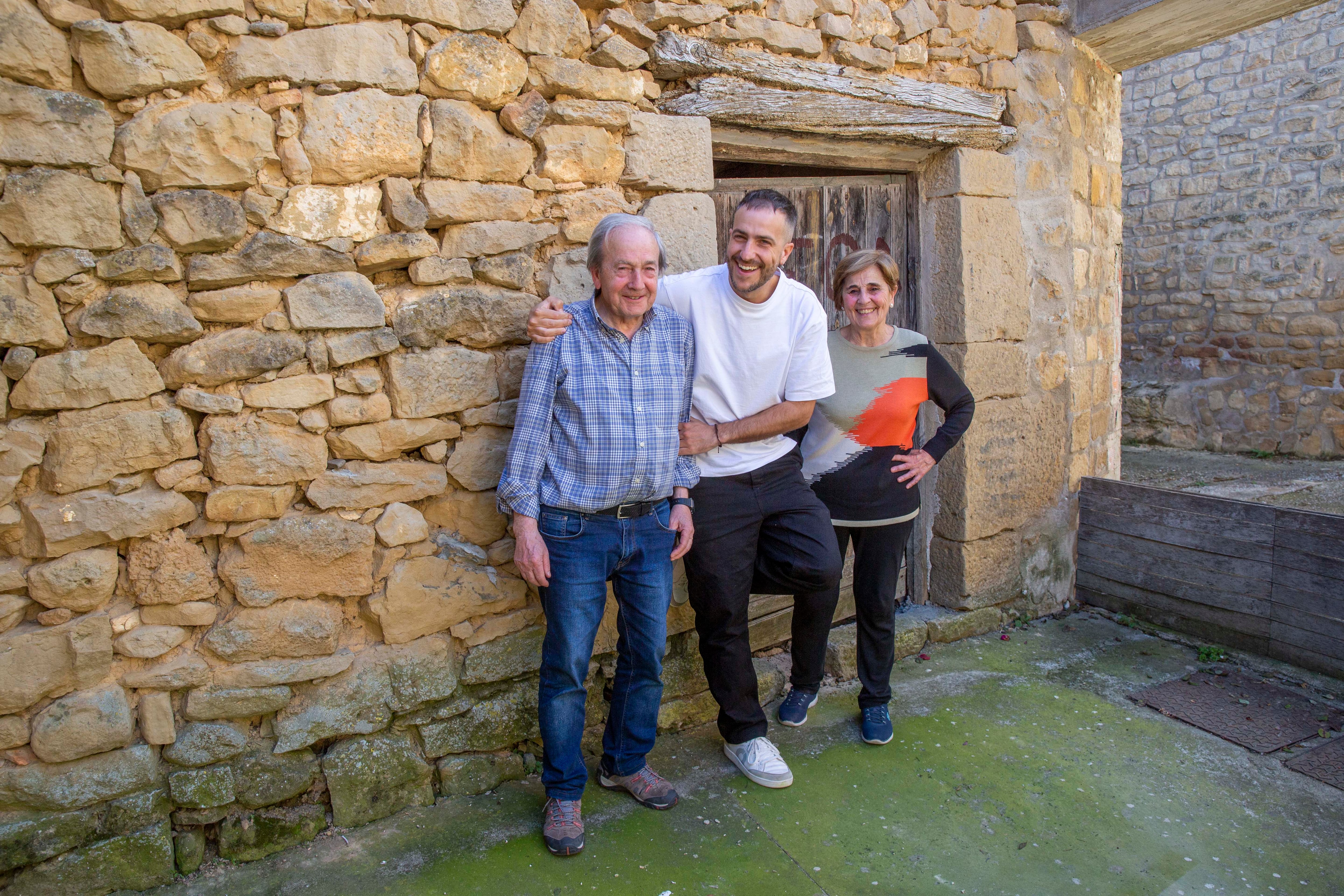 Iñigo Etxezarreta, líder de ETS, con sus padres (Antonio e Inés), el pasado 23 de abril, en la puerta de la casa familiar de Yécora.  