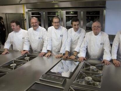 Desde la izquierda, los chefs Martin Berasategui, Pedro Subijana, Hilario Arbelaitz, Eneko Atxa, Juan Mari Arzak y Andoni Luis Aduriz en la inauguración del Basque Culinary Center en San Sebastián en 2011.