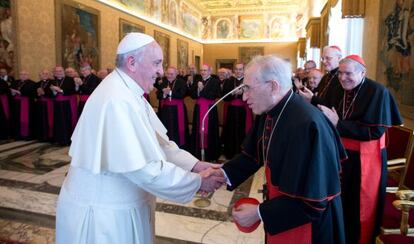 El Papa Francisco saluda a Antonio María Rouco, el 3 de marzo de 2014 durante una recepción en el Vaticano.