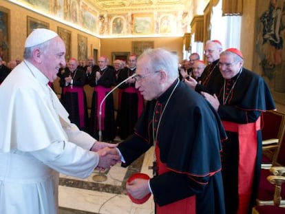 El Papa Francisco saluda a Antonio María Rouco, el 3 de marzo de 2014 durante una recepción en el Vaticano.