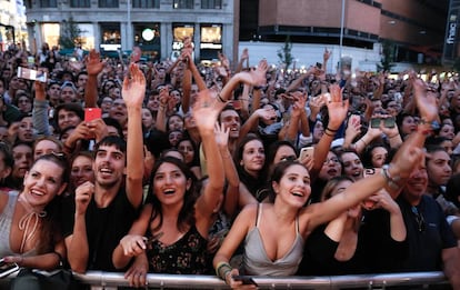 Un grupo de jóvenes espera en Callao la llegada de la cantante Rihana.