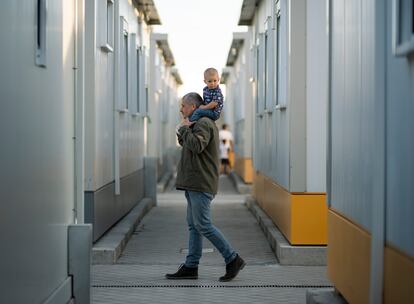 Alex Nemchuk y su hijo menor en el centro para solicitantes de asilo del Ayuntamiento de Madrid.