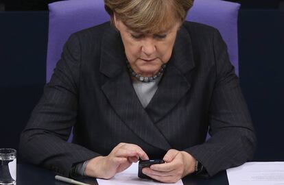 No parece un iPhone, pero bueno: es Angela Merkel y est&aacute; cacharreando con un m&oacute;vil,