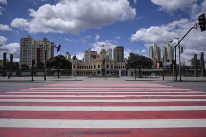 El presidente Bolsonaro ha insistido en que el sustento de las familias debe preservarse por sobre la salud pública, pero los gobernadores de la inmensa mayoría del país siguen decretando medidas de aislamiento. La imagen muestra un paso peatonal para acceder a la plaza Rui Barbosa, en Belo Horizonte, completamente vacío.