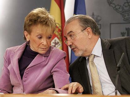 Solbes charla con María Teresa Fernández de la Vega tras el Consejo de Ministros.