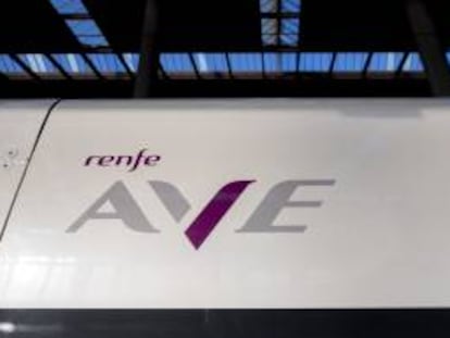 La nueva imagen corporativa de los trenes AVE en uno de sus trenes.