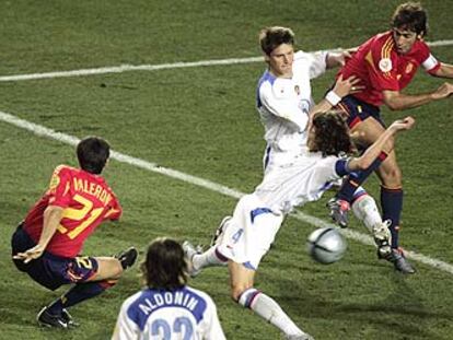 Valerón, en el momento de rematar con la zurda y marcar el gol de España ante Rusia.