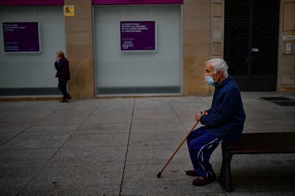 Un hombre sentado en un banco de Pamplona.