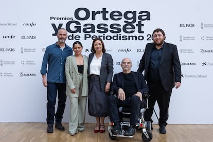La directora del diario EL PAÍS, Pepa Bueno (tercera por la izquierda), posa con los galardonados, desde la izquierda, Xavier Aldekoa, Julia Gavarrete, Martín Caparrós y Santi Palacios.