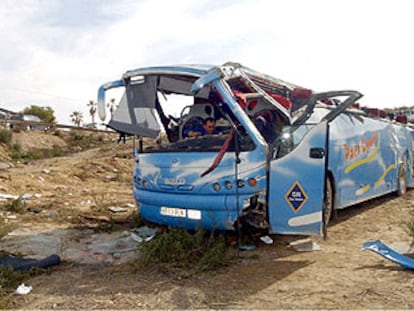 Estado en el que ha quedado el autobús tras el accidente en la carretera de Águilas (Murcia) a Vera (Almería).