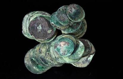 Fused silver and gold coins retrieved from the wreck of the Nuestra Se&ntilde;ora de la Mercedes.