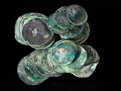 Fused silver and gold coins retrieved from the wreck of the Nuestra Se&ntilde;ora de la Mercedes.